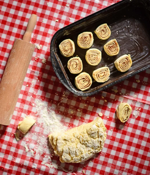 Rollos de canela para hornear en una bandeja para hornear — Foto de Stock