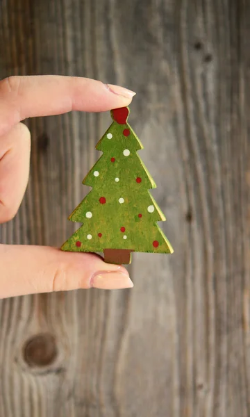 Adorno de Navidad en mano de mujer — Foto de Stock