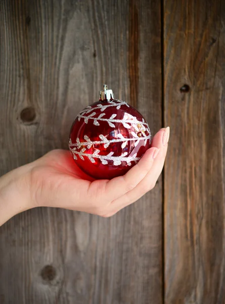 Christmas ornament i kvinna hand — Stockfoto