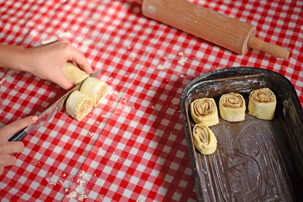 Mujer cortar y preparar rollos de canela — Foto de Stock