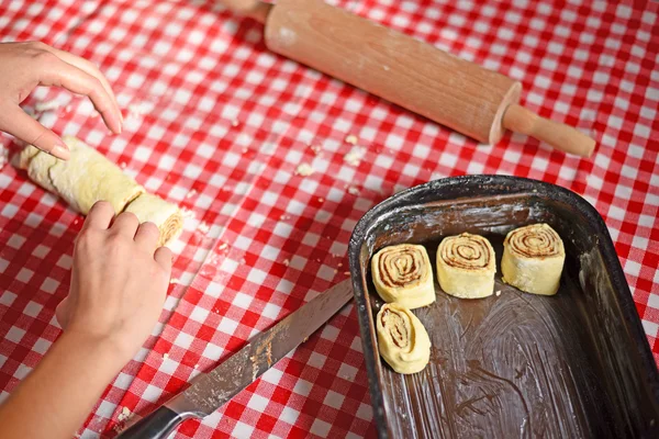 Mujer preparar rollos de canela — Foto de Stock