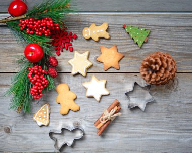 Noel kurabiyeleri ve tarçın ahşap tablo