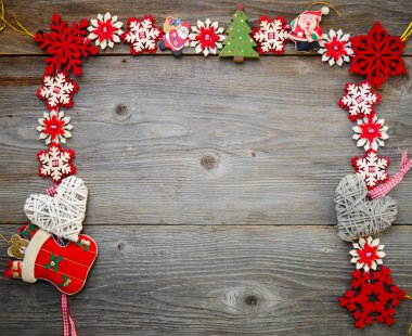 Ahşap arka plan üzerinde Noel süs