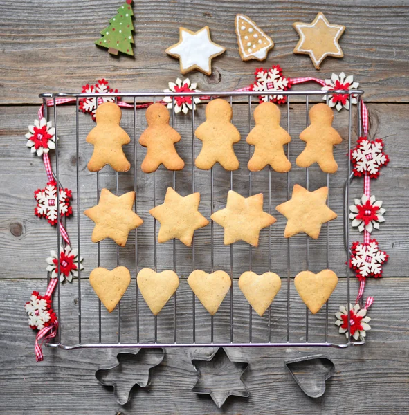 Un sacco di biscotti di Natale sul tavolo — Foto Stock