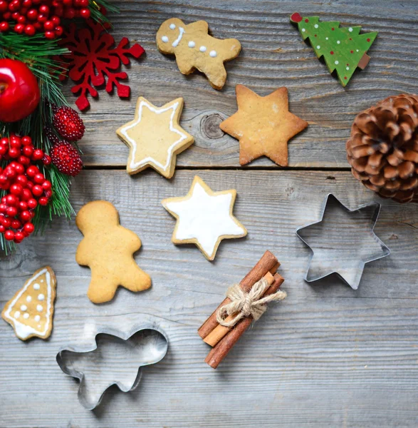 Biscotti di Natale su sfondo di legno — Foto Stock