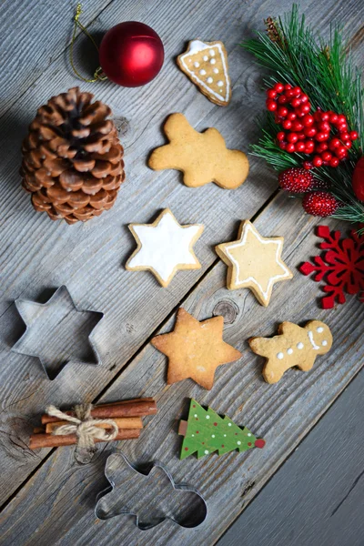 Kerstkoekjes op houten tafel — Stockfoto