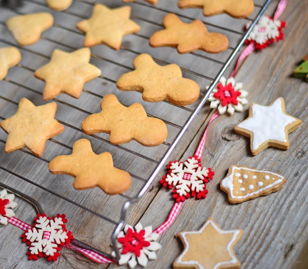 Închiderea cookie-urilor de Crăciun pe masă din lemn cu ornamente — Fotografie, imagine de stoc