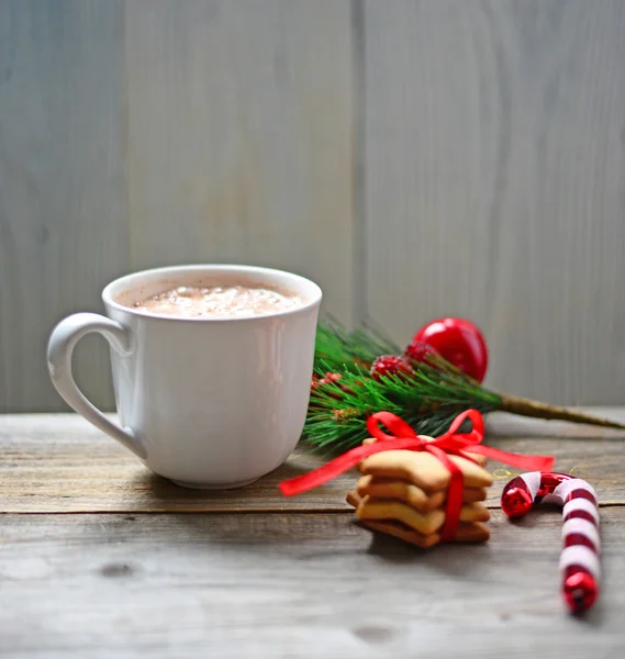 Warme chocolademelk en kerstkoekjes — Stockfoto