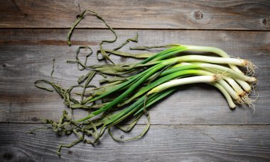 Ahşap arka plan üzerinde kuru soğan