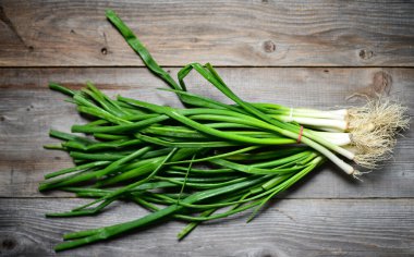 Ahşap arka plan üzerinde taze soğan