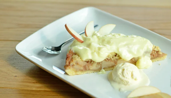 Torta di mele fresca con gelato vanila — Foto Stock