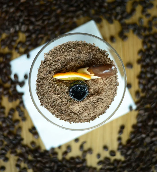 Schokoladensouffle auf dem Tisch umgeben von Kaffeekörnern — Stockfoto