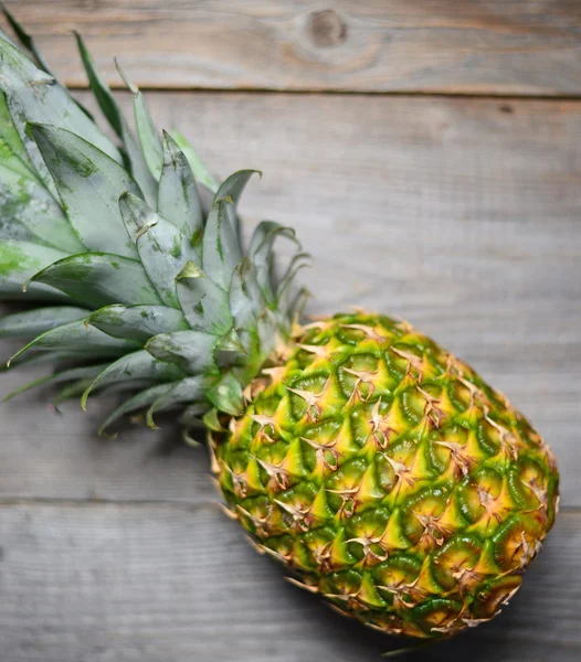 Ananas ahşap masa üzerinde kapat