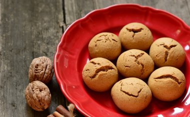 Kırmızı plaka closeup gingerbread çerezleri