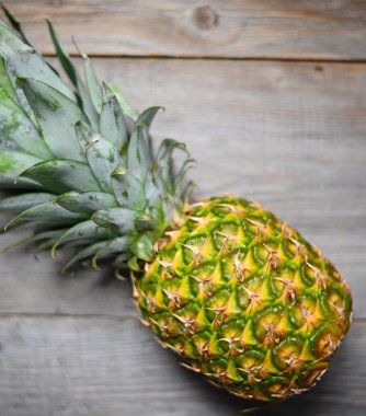 Ananas ahşap masa üzerinde kapat