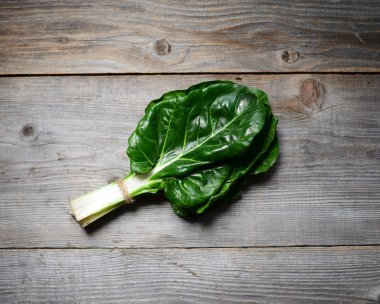 Ahşap artalan üzerinde ham mangold