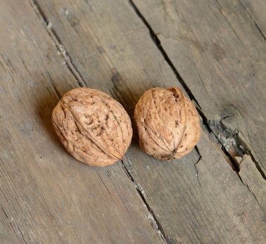 ahşap arka planda ceviz