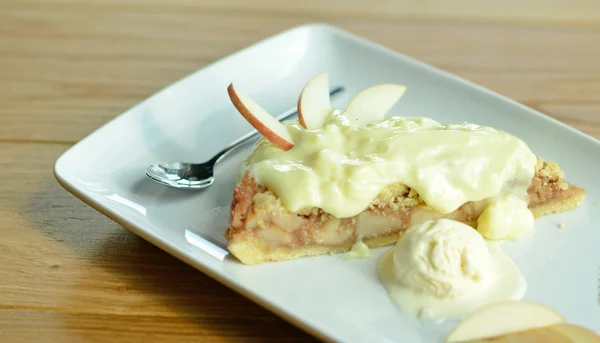 Свежий яблочный пирог с ванильным мороженым — стоковое фото