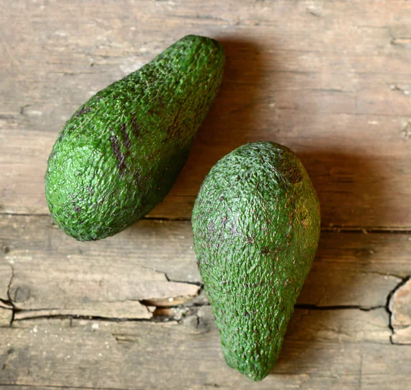 Verse avocado op houten achtergrond — Stockfoto