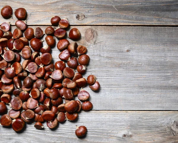 Castanha fresca na mesa de madeira — Fotografia de Stock