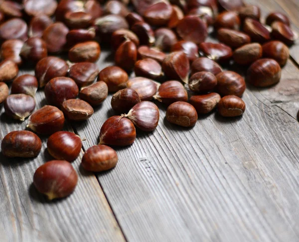 Castanha fresca na mesa de madeira — Fotografia de Stock