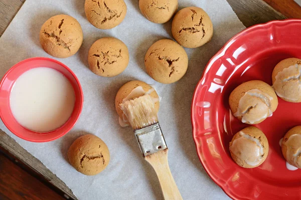Пряникове кулькове печиво на дерев'яному столі — стокове фото