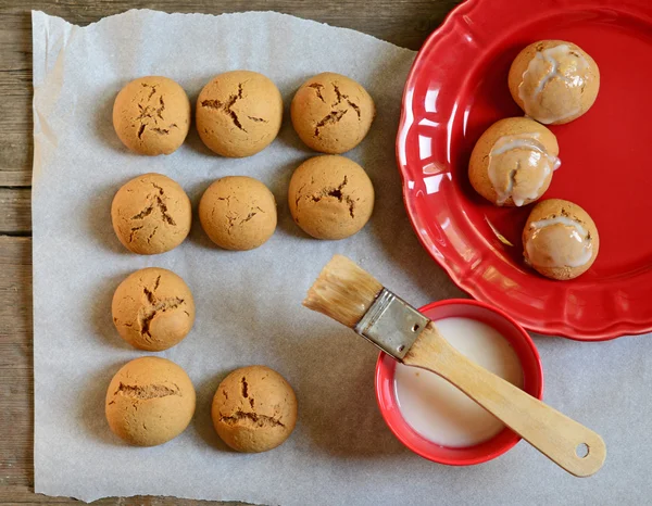 Lebkuchen auf Holztisch und weißer Glasur — Stockfoto