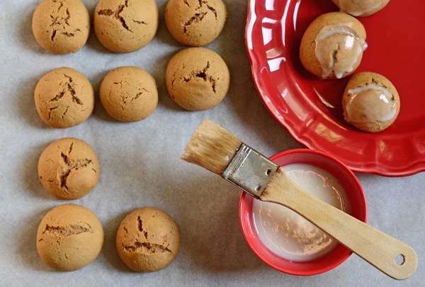 Lebkuchen auf Holztisch und weißer Glasur — Stockfoto