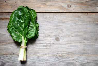 Ahşap artalan üzerinde ham mangold