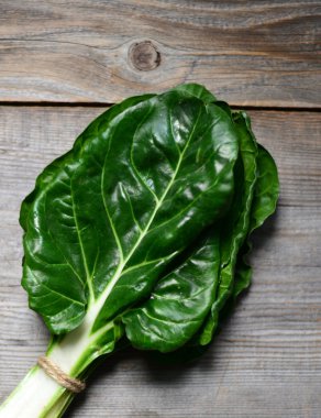 Ahşap artalan üzerinde ham mangold