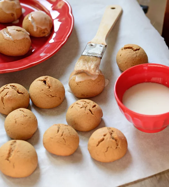 Пряничные шарики печенье на деревянном столе — стоковое фото
