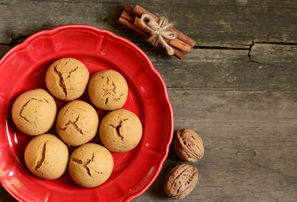 Lebkuchen auf rustikalem roten Teller — Stockfoto