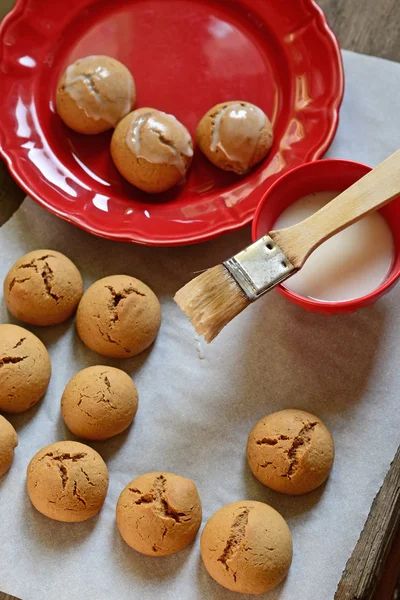 Пряничное печенье на деревянном столе — стоковое фото