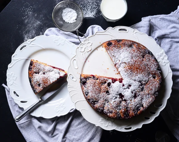 Torta di ciliegie fatta in casa sul tavolo nero — Foto Stock