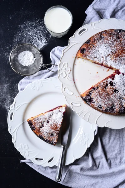 Домашній вишневий торт на чорному столі — стокове фото