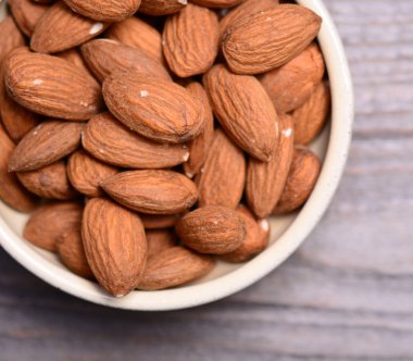 Ahşap zemin üzerindeki bademler