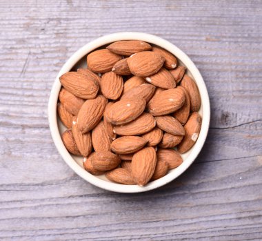 Ahşap zemin üzerindeki bademler