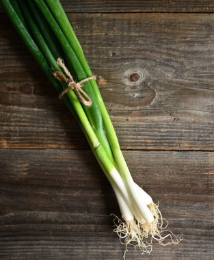 Demet taze soğan ahşap arka plan üzerinde