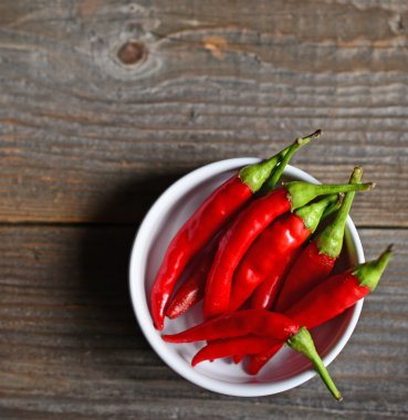 Ahşap arka plan üzerinde serin biber