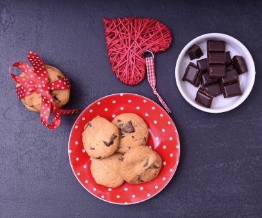 Çikolata kurabiye siyah masada. Littlle mevcut 