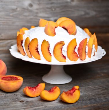 Ahşap masa üzerinde taze şeftali pasta