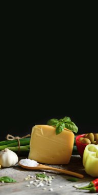 İtalyan ve Akdeniz Gıda katkı maddeleri üzerinde eski ahşap backgro