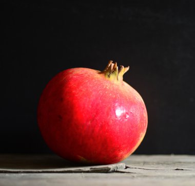 Nar meyve üzerinde ahşap rustik masa