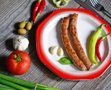 Sosis tabakta domates, taze soğan, soğuk p bölümünü