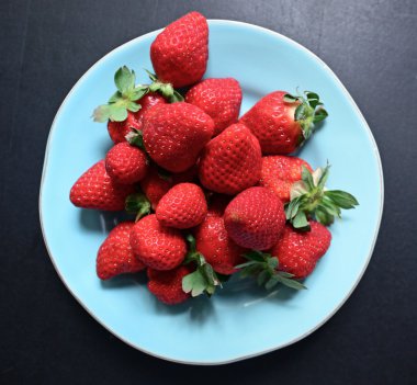 Strawberris yazı tahtası üzerinde plaka üzerinde