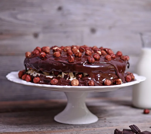 Deliziose torte al cioccolato con nocciola sul tavolo di legno — Foto Stock