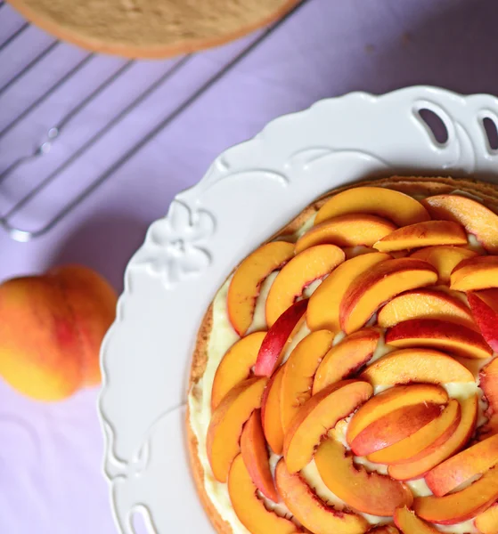 Свіжий персиковий торт на столі — стокове фото