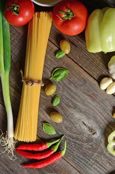 Ingredients for spaghetti bolognese on wooden background — Stock Photo, Image