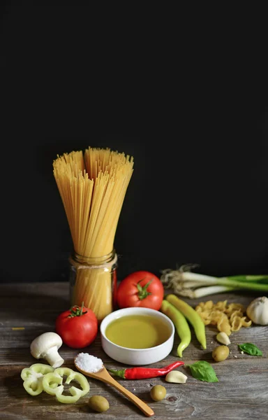 Ingredientes de comida italiana y mediterránea en backgro de madera vieja — Foto de Stock