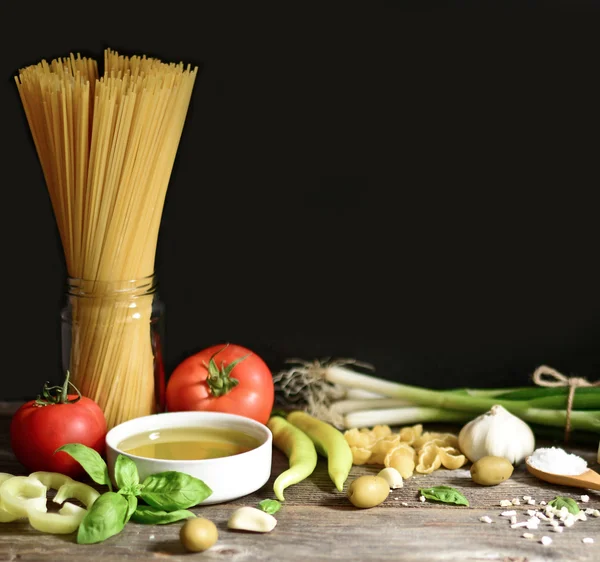 Ingredientes de comida italiana y mediterránea en backgro de madera vieja — Foto de Stock
